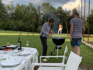 Op het terras voor de dependance de ideale plaats voor een BBQ...